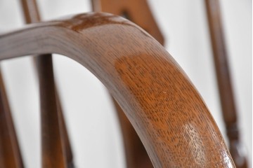 和製ヴィンテージ　廃盤品の希少なハイエンドモデル!!　飛騨産業　キツツキ　楢(ナラ)材　曲線美と丁寧な仕上げが光るロッキングチェア　(R-085792)
