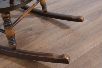 和製ヴィンテージ　廃盤品の希少なハイエンドモデル!!　飛騨産業　キツツキ　楢(ナラ)材　曲線美と丁寧な仕上げが光るロッキングチェア　(R-085792)