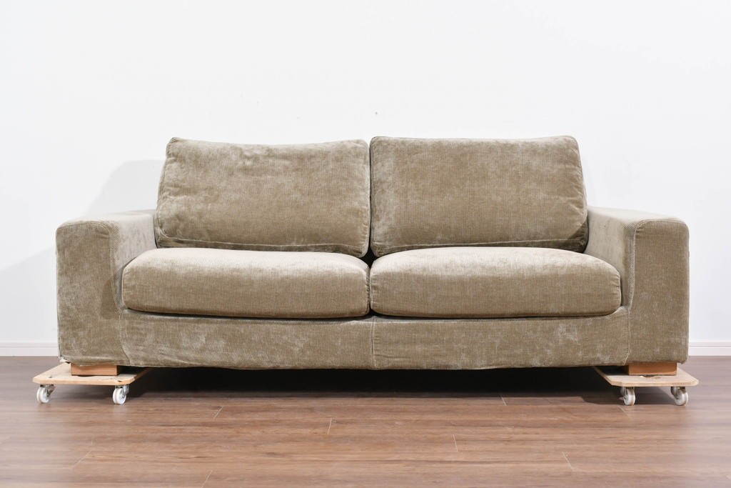 中古　美品　CRASH GATE(クラッシュゲート)　コーデュロイ生地のゆったりとした2.5人掛けソファ　(R-085794)