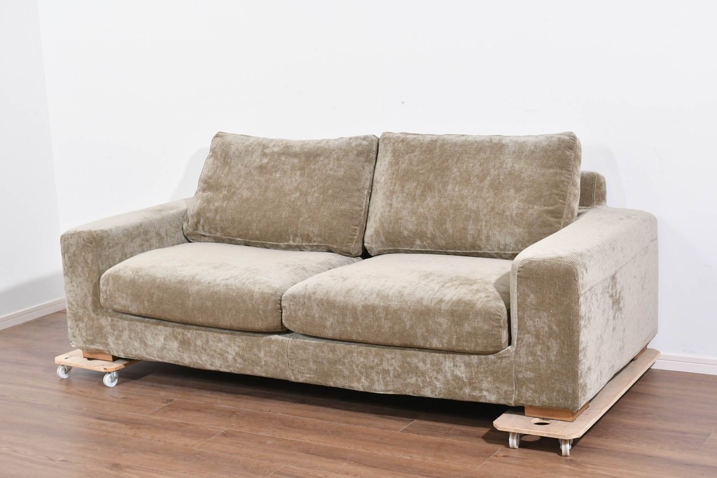 中古　美品　CRASH GATE(クラッシュゲート)　コーデュロイ生地のゆったりとした2.5人掛けソファ　(R-085794)