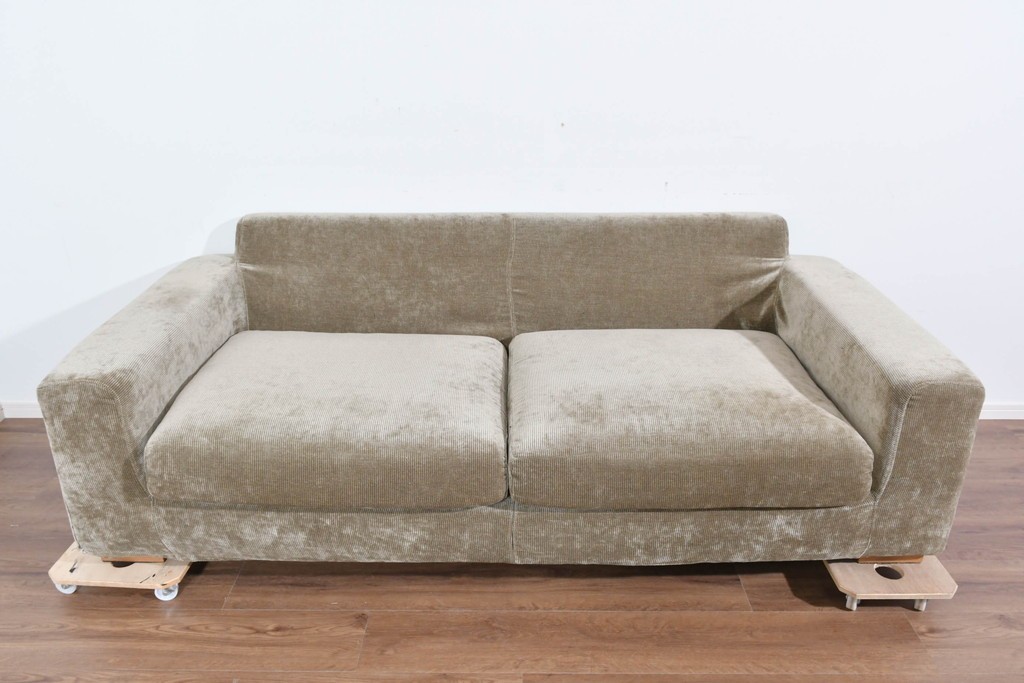 中古　美品　CRASH GATE(クラッシュゲート)　コーデュロイ生地のゆったりとした2.5人掛けソファ　(R-085794)