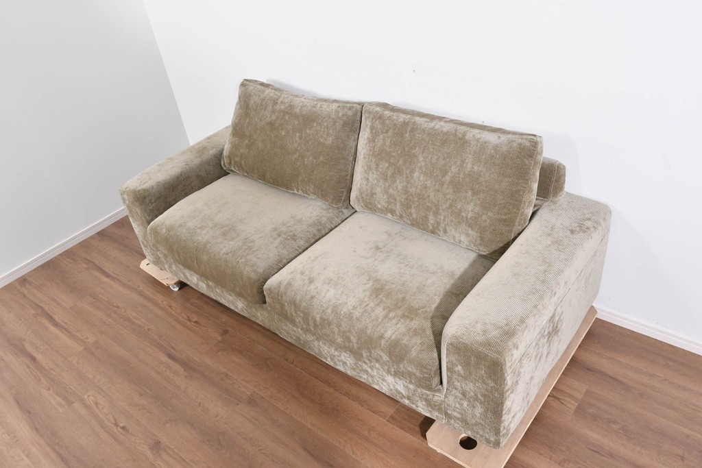 中古　美品　CRASH GATE(クラッシュゲート)　コーデュロイ生地のゆったりとした2.5人掛けソファ　(R-085794)