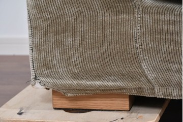 中古　美品　CRASH GATE(クラッシュゲート)　コーデュロイ生地のゆったりとした2.5人掛けソファ　(R-085794)