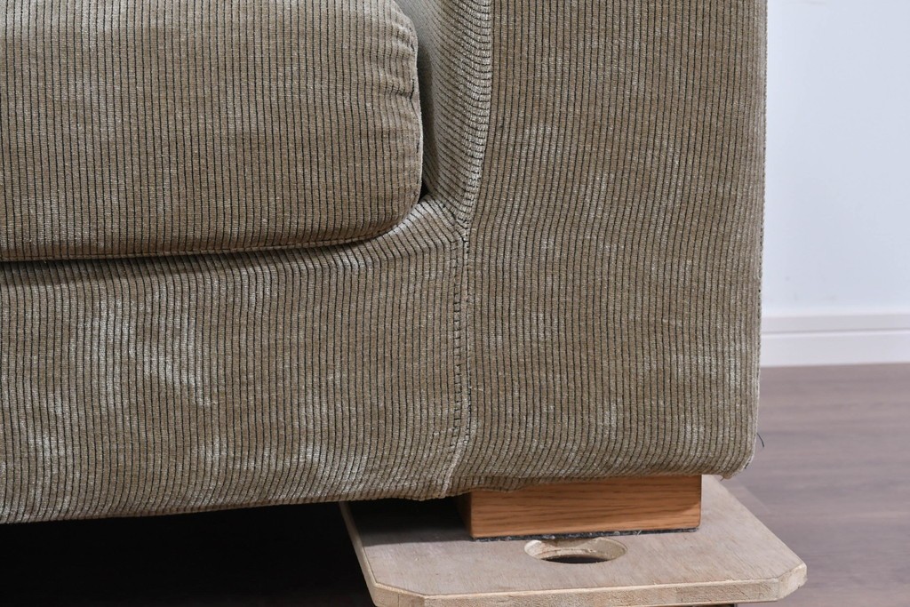 中古　美品　CRASH GATE(クラッシュゲート)　コーデュロイ生地のゆったりとした2.5人掛けソファ　(R-085794)