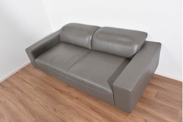 中古　超美品(短期間使用品)　BoConcept(ボーコンセプト)　Hampton(ハンプトン)　上質な本革張りの2.5人掛けソファ　定価約109万円　(R-085795)