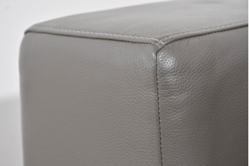 中古　超美品(短期間使用品)　BoConcept(ボーコンセプト)　Hampton(ハンプトン)　上質な本革張りの2.5人掛けソファ　定価約109万円　(R-085795)