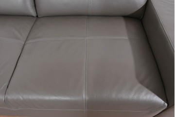 中古　超美品(短期間使用品)　BoConcept(ボーコンセプト)　Hampton(ハンプトン)　上質な本革張りの2.5人掛けソファ　定価約109万円　(R-085795)