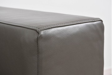 中古　超美品(短期間使用品)　BoConcept(ボーコンセプト)　Hampton(ハンプトン)　上質な本革張りの2.5人掛けソファ　定価約109万円　(R-085795)