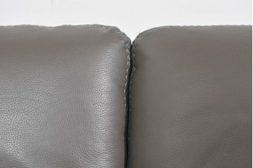 中古　超美品(短期間使用品)　BoConcept(ボーコンセプト)　Hampton(ハンプトン)　上質な本革張りの2.5人掛けソファ　定価約109万円　(R-085795)