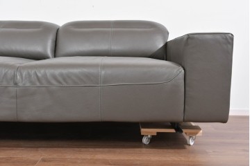 中古　超美品(短期間使用品)　BoConcept(ボーコンセプト)　Hampton(ハンプトン)　上質な本革張りの2.5人掛けソファ　定価約109万円　(R-085795)