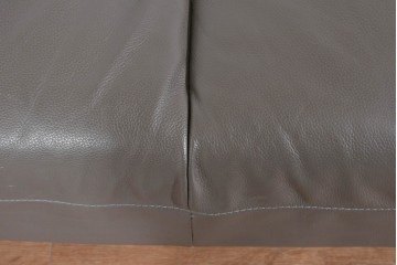 中古　超美品(短期間使用品)　BoConcept(ボーコンセプト)　Hampton(ハンプトン)　上質な本革張りの2.5人掛けソファ　定価約109万円　(R-085795)