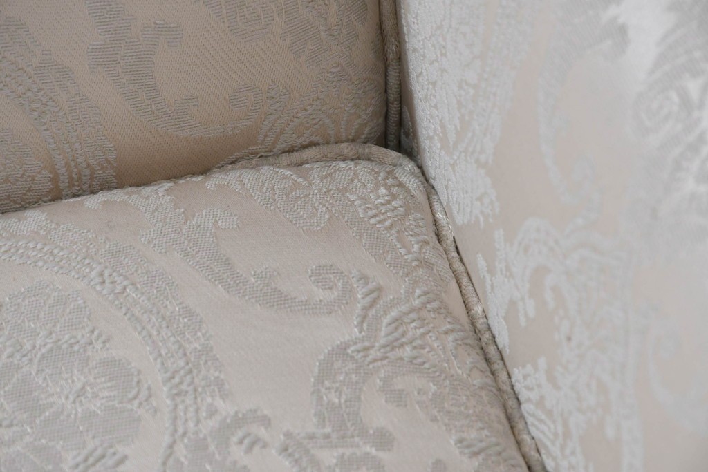 中古　超美品　特注品　国産職人手作り　某上場企業会長邸放出品　上品なダマスク織生地が華やかなドレクセル風の一人掛けソファ2脚　製作費(1脚)約50万円　(R-085796)