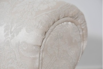 中古　超美品　特注品　国産職人手作り　某上場企業会長邸放出品　上品なダマスク織生地が華やかなドレクセル風の一人掛けソファ2脚　製作費(1脚)約50万円　(R-085796)