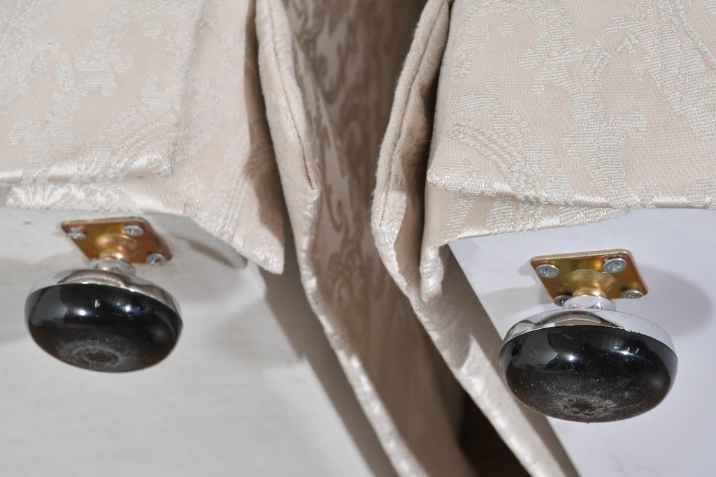 中古　超美品　特注品　国産職人手作り　某上場企業会長邸放出品　上品なダマスク織生地が華やかなドレクセル風の一人掛けソファ2脚　製作費(1脚)約50万円　(R-085796)