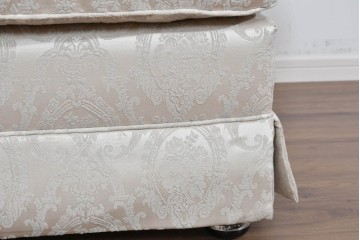中古　超美品　特注品　国産職人手作り　某上場企業会長邸放出品　上品なダマスク織生地が華やかなドレクセル風の一人掛けソファ2脚　製作費(1脚)約50万円　(R-085796)