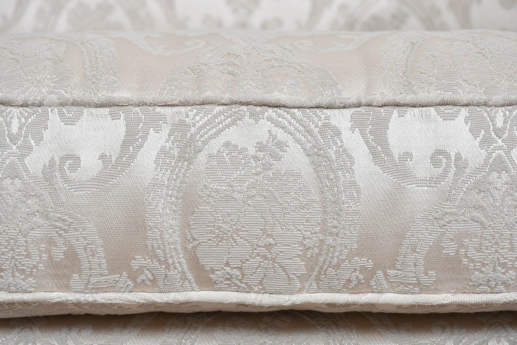 中古　超美品　特注品　国産職人手作り　某上場企業会長邸放出品　上品なダマスク織生地が華やかなドレクセル風の一人掛けソファ2脚　製作費(1脚)約50万円　(R-085796)