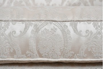 中古　超美品　特注品　国産職人手作り　某上場企業会長邸放出品　上品なダマスク織生地が華やかなドレクセル風の一人掛けソファ2脚　製作費(1脚)約50万円　(R-085796)