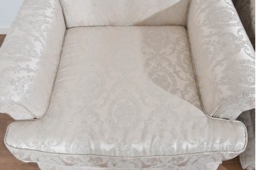 中古　超美品　特注品　国産職人手作り　某上場企業会長邸放出品　上品なダマスク織生地が華やかなドレクセル風の一人掛けソファ2脚　製作費(1脚)約50万円　(R-085796)