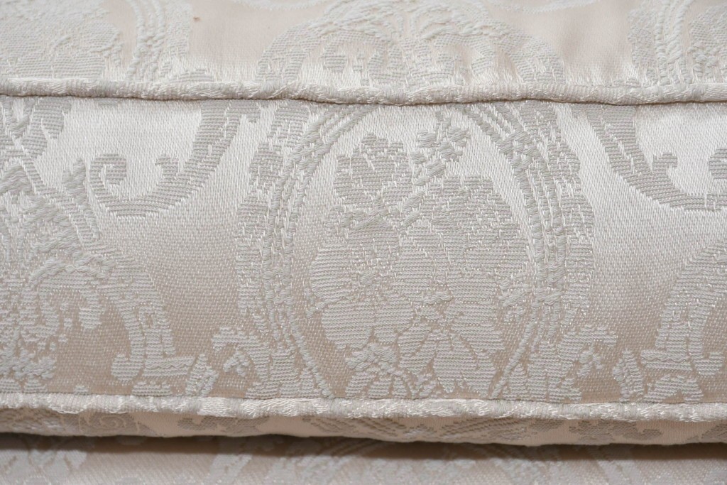 中古　超美品　特注品　国産職人手作り　某上場企業会長邸放出品　上品なダマスク織生地が華やかなドレクセル風の一人掛けソファ2脚　製作費(1脚)約50万円　(R-085796)