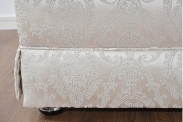 中古　超美品　特注品　国産職人手作り　某上場企業会長邸放出品　上品なダマスク織生地が華やかなドレクセル風の一人掛けソファ2脚　製作費(1脚)約50万円　(R-085796)