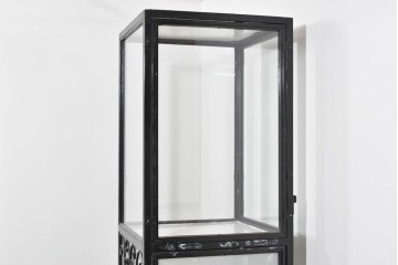 中古　国産　特注オーダー品　アイアンフレーム　曲線装飾が目を引く縦型ショーケース　(R-085797)