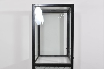 中古　国産　特注オーダー品　アイアンフレーム　曲線装飾が目を引く縦型ショーケース　(R-085797)