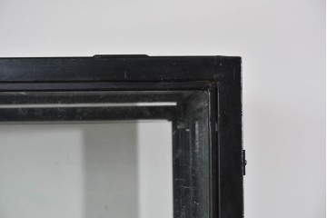 中古　国産　特注オーダー品　アイアンフレーム　曲線装飾が目を引く縦型ショーケース　(R-085797)