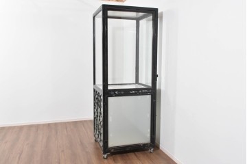 中古　国産　特注オーダー品　アイアンフレーム　曲線装飾が目を引く縦型ショーケース　(R-085797)