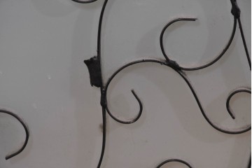 中古　国産　特注オーダー品　アイアンフレーム　曲線装飾が目を引く縦型ショーケース　(R-085797)