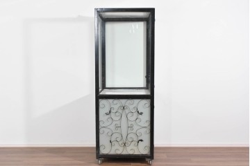中古　国産　特注オーダー品　アイアンフレーム　曲線装飾が目を引く縦型ショーケース　(R-085797)