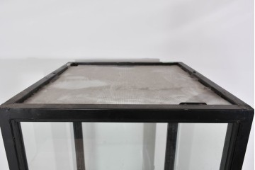 中古　国産　特注オーダー品　アイアンフレーム　曲線装飾が目を引く縦型ショーケース　(R-085797)