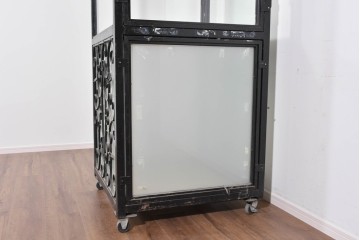 中古　国産　特注オーダー品　アイアンフレーム　曲線装飾が目を引く縦型ショーケース　(R-085797)