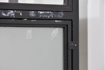 中古　国産　特注オーダー品　アイアンフレーム　曲線装飾が目を引く縦型ショーケース　(R-085797)