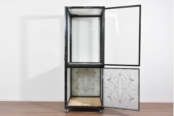 中古　国産　特注オーダー品　アイアンフレーム　曲線装飾が目を引く縦型ショーケース　(R-085797)