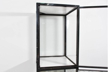 中古　国産　特注オーダー品　アイアンフレーム　曲線装飾が目を引く縦型ショーケース　(R-085797)