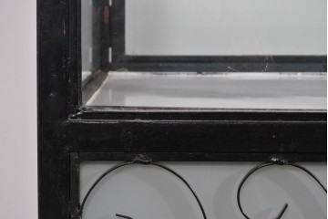 中古　国産　特注オーダー品　アイアンフレーム　曲線装飾が目を引く縦型ショーケース　(R-085797)