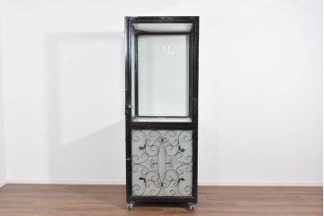 中古　国産　特注オーダー品　アイアンフレーム　曲線装飾が目を引く縦型ショーケース　(R-085797)