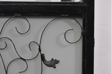 中古　国産　特注オーダー品　アイアンフレーム　曲線装飾が目を引く縦型ショーケース　(R-085797)