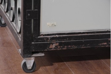 中古　国産　特注オーダー品　アイアンフレーム　曲線装飾が目を引く縦型ショーケース　(R-085797)