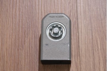 中古　国産　特注オーダー品　アイアンフレーム　曲線装飾が目を引く縦型ショーケース　(R-085797)