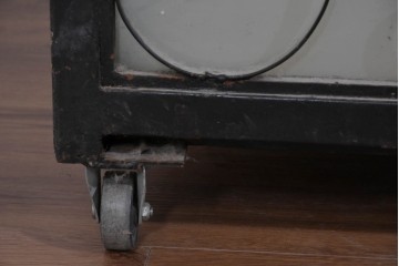 中古　国産　特注オーダー品　アイアンフレーム　曲線装飾が目を引く縦型ショーケース　(R-085797)