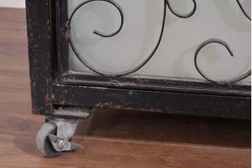 中古　国産　特注オーダー品　アイアンフレーム　曲線装飾が目を引く縦型ショーケース　(R-085797)