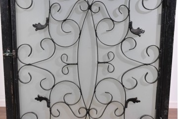 中古　国産　特注オーダー品　アイアンフレーム　曲線装飾が目を引く縦型ショーケース　(R-085797)