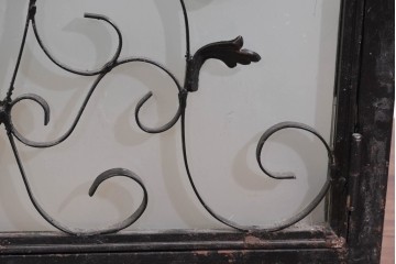 中古　国産　特注オーダー品　アイアンフレーム　曲線装飾が目を引く縦型ショーケース　(R-085797)