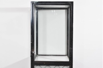 中古　国産　特注オーダー品　アイアンフレーム　曲線装飾が目を引く縦型ショーケース　(R-085797)