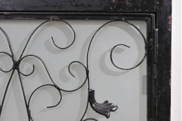 中古　国産　特注オーダー品　アイアンフレーム　曲線装飾が目を引く縦型ショーケース　(R-085797)