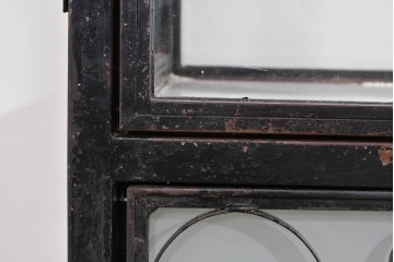 中古　国産　特注オーダー品　アイアンフレーム　曲線装飾が目を引く縦型ショーケース　(R-085797)