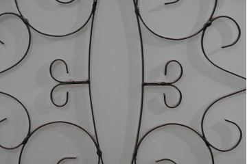 中古　国産　特注オーダー品　アイアンフレーム　曲線装飾が目を引く縦型ショーケース　(R-085797)