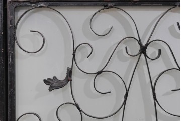 中古　国産　特注オーダー品　アイアンフレーム　曲線装飾が目を引く縦型ショーケース　(R-085797)