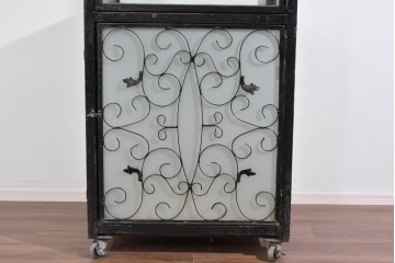 中古　国産　特注オーダー品　アイアンフレーム　曲線装飾が目を引く縦型ショーケース　(R-085797)